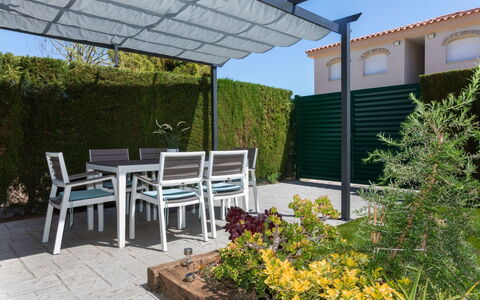 Villa Verdi 11: Plante, Table, Bâtiment, Propriété, Meubles, Ombre, Chaise, Herbe, Architecture, Mobilier De Jardin