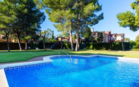 Villa Verdi 11: Ciel, Bâtiment, Plante, Fenêtre, Arbre, Design Urbain, Zone Résidentielle, Asphalte, Roue, Surface De La Route