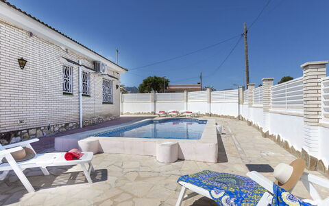 Villa Maire: Ciel, Jour, Propriété, Bâtiment, Fenêtre, Ombre, Piscine, Maison, Bois, Design Urbain