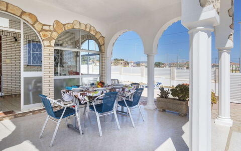 Villa Maire: Table, Propriété, Bleu Azur, Chaise, Ombre, Ciel, Design Intérieur, Mobilier De Jardin, Fenêtre, Bâtiment