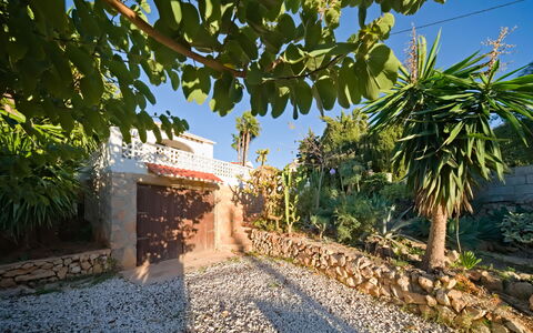 Villa Carmen: Ciel, Bâtiment, Plante, Fenêtre, Arbre, Design Urbain, Zone Résidentielle, Asphalte, Roue, Surface De La Route