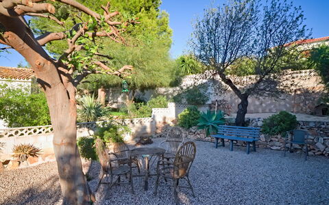 Villa Carmen: Ciel, Bâtiment, Plante, Fenêtre, Arbre, Design Urbain, Zone Résidentielle, Asphalte, Roue, Surface De La Route