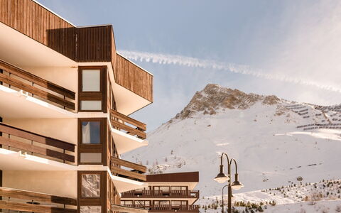 Les Roches Rouges (Lavachet): Ciel, Bâtiment, Plante, Fenêtre, Arbre, Design Urbain, Zone Résidentielle, Asphalte, Roue, Surface De La Route
