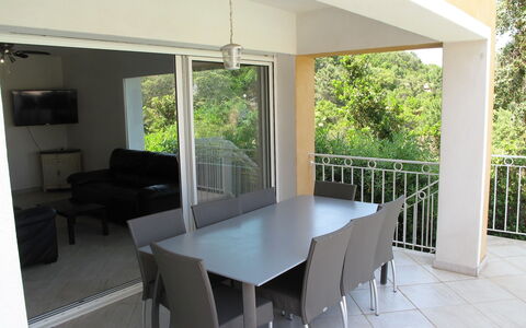 Villa Orizonte: Table, Meubles, Propriété, Chaise, Porche, Ombre, Design Intérieur, Bois, Sol, Sol