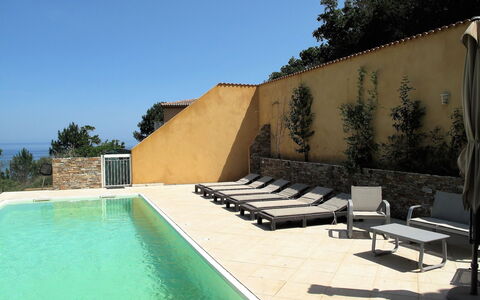 Villa Orizonte: L'Eau, Ciel, Propriété, Plante, Bâtiment, Ombre, Piscine, Arbre, Mobilier De Jardin, Rectangle