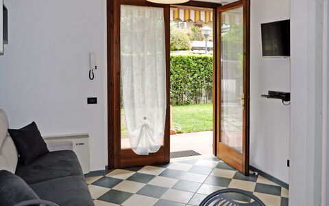La Casara a: Plante, Bâtiment, Ciel, Fenêtre, Arbre, Lot Terre, Maison, Design Urbain, Zone Résidentielle, Immobilier