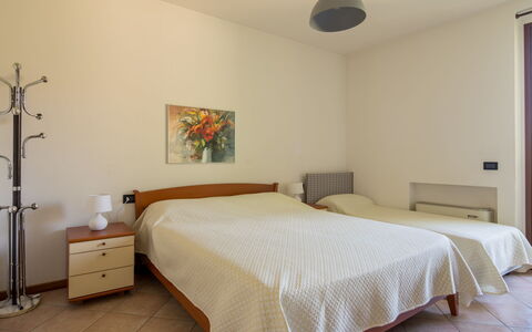 Lazise 756: Propriété, Meubles, Confort, Textile, Bois, Cadre De Lit, Design Intérieur, Ombre, Bâtiment, Sol