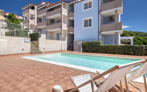 Emma: Propriété, Bâtiment, Plante, Piscine, Ciel, Bleu Azur, L'Eau, Design Intérieur, Arbre, Rectangle