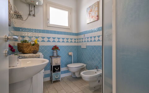 Emma: Miroir, Propriété, Luminaire Plomberie, Salle De Bains, Violet, Bleu Azur, Bâtiment, Design Intérieur, Toilette, Siège De Toilette