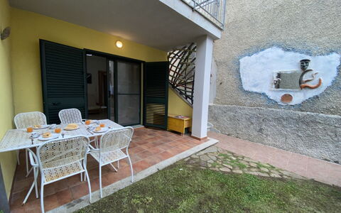 La Caletta 710: Meubles, Bâtiment, Table, Architecture, Ombre, Chaise, Design Intérieur, Sol, Bois, Plante