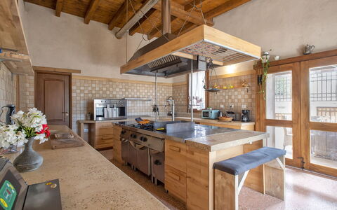 Essenthia: Comptoir, Cabinetry, Propriété, Meubles, Table, Fenêtre, Bois, Robinet, Cuisine, Évier