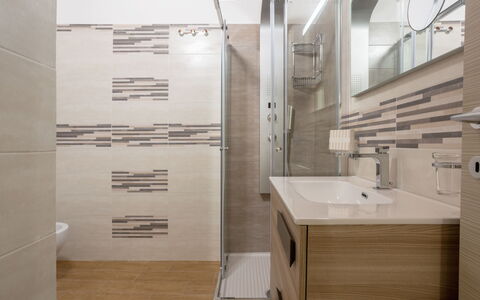Balestrate 215: Robinet, Luminaire Plomberie, Évier, Miroir, Bois, Bâtiment, Lavabo, Plomberie, Sol, Salle De Bains