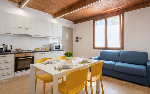 Balestrate 215: Table, Propriété, Meubles, Cabinetry, Canapé, Bois, Design Intérieur, Comptoir, Chaise, Sol