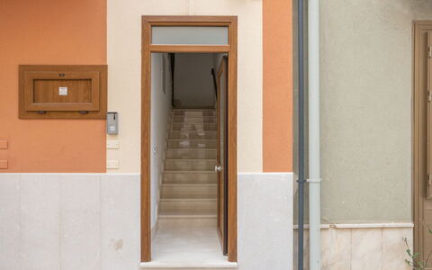 Balestrate 215: Bâtiment, Porte, Bois, Sol, Accueil Porte, Façade, Sol, Composite, Peindre