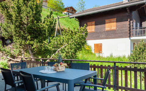 Anusach: Table, Plante, Bâtiment, Propriété, Meubles, Ciel, Fenêtre, Chaise, Tableau De Plein Air, Arbre