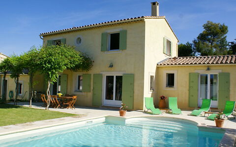 Clos Saint Joseph: L'Eau, Ciel, Plante, Bâtiment, Propriété, Fenêtre, Piscine, Bleu Azur, Porte, Ombre