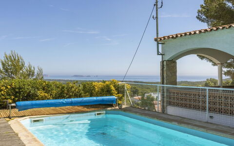 Can Delmas: L'Eau, Ciel, Plante, Piscine, Bleu Azur, Bâtiment, Ombre, Loisir, Rectangle, Composite