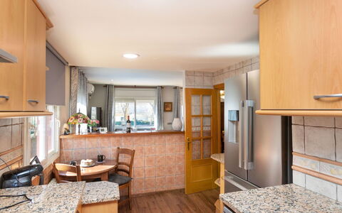 La Victoria: Meubles, Table, Cabinetry, Plante D'Appartement, Bâtiment, Bois, Tiroir, Design Intérieur, Comptoir, Sol