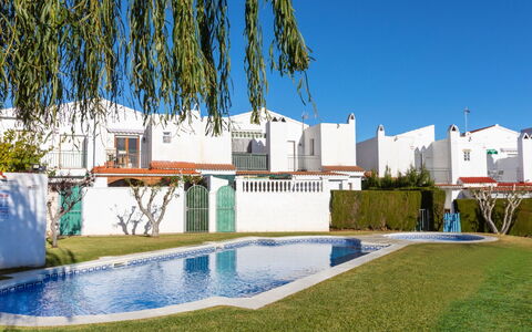 Villa Casalot: Zone Résidentielle, Piscine, Pelouse, Ombre, Aménagement Paysager, Jardin, Biens, Hacienda, Cour, Arrière-Cour