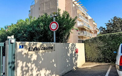 Le Lavandou 347: Ciel, Propriété, Bâtiment, Plante, Arbre, Asphalte, Surface De La Route, Véhicule À Moteur, Zone Résidentielle, Design Urbain