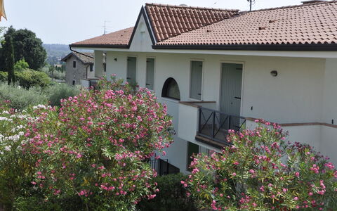 Garden Village: Nuage, Ciel, Fenêtre, Neige, Bâtiment, Maison, Bois, Pente, Siding, Paysage