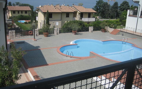 Garden Village: Nuage, Ciel, Fenêtre, Neige, Bâtiment, Maison, Bois, Pente, Siding, Paysage
