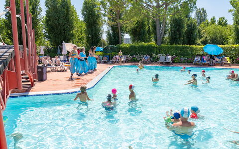 Desenzano 9: L'Eau, Piscine, Ciel, Loisirs De Plein Air, Arbre, Loisir, Des Loisirs, Amusement, Des Sports, Centre De Loisirs