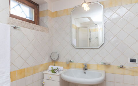 Le Bijou: Miroir, Robinet, Luminaire Plomberie, Lavabo, Évier, Propriété, Fenêtre, Salle De Bains, Bâtiment, Design Intérieur