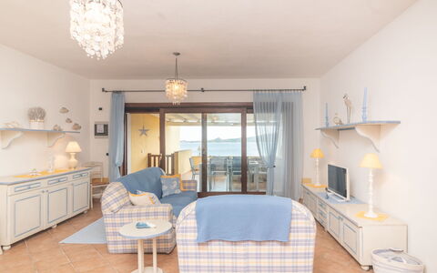 Le Bijou: Meubles, Propriété, Table, Cabinetry, Bâtiment, Confort, Bleu Azur, Chaise, Design Intérieur, Oreiller