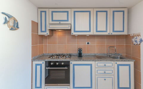 Le Bijou: Cabinetry, Comptoir, Evier, Propriété, Évier, Robinet, Cuisinière, Cuisine, Bois, Gaz Poele