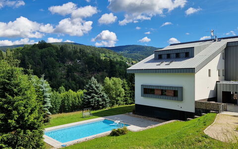 Mountain Luxe Nest & Pool: Toit, Maison, Domicile, Ferme, Chalet, Biens, Pente, Jardin, Villa, Cour