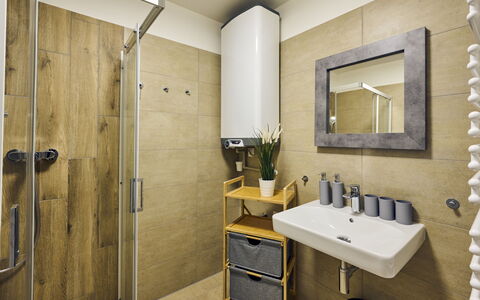 Mountain Luxe Nest & Pool: Miroir, Robinet, Luminaire Plomberie, Évier, Propriété, Lavabo, Bâtiment, Salle De Bains, Plante, Design Intérieur