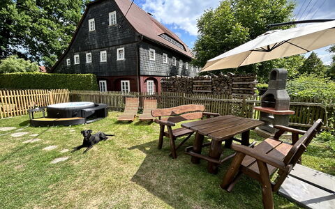 Grossschönau 111: Plante, Ciel, Bâtiment, Table, Propriété, Nuage, Extérieur Banc, Arbre, Tableau De Plein Air, Mobilier De Jardin