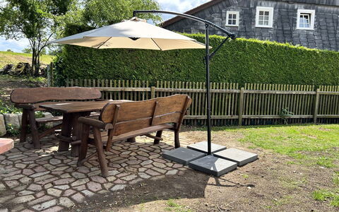 Grossschönau 111: Plante, Meubles, Bâtiment, Table, Fenêtre, Ombre, Mobilier De Jardin, Arbre, Nuage, Tableau De Plein Air