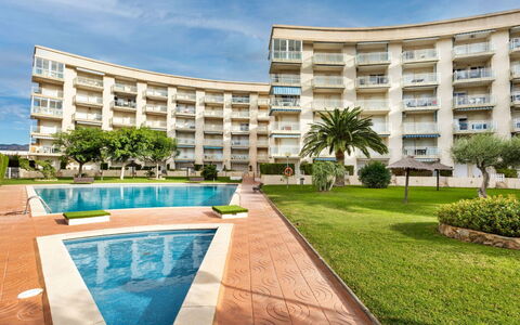 Los Pelicanos: Ciel, Bâtiment, Nuage, L'Eau, Fenêtre, Voiture, Véhicule, Condominium, Design Urbain, Ombre