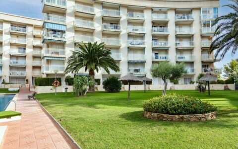 Los Pelicanos: Ciel, Bâtiment, Nuage, L'Eau, Fenêtre, Voiture, Véhicule, Condominium, Design Urbain, Ombre