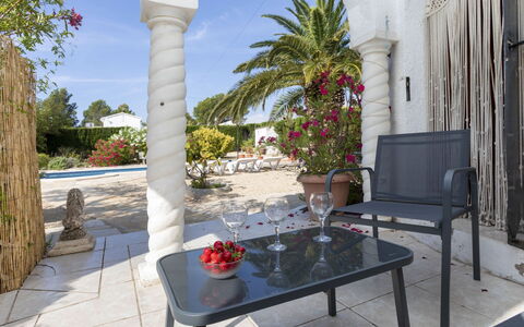 Villa Barcelona: L'Eau, Ciel, Nuage, Bâtiment, Piscine, Bleu, Bleu Azur, Mobilier De Jardin, Loisir, Plante