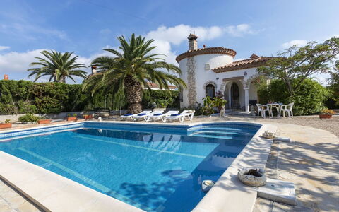 Villa Barcelona: L'Eau, Ciel, Nuage, Bâtiment, Piscine, Bleu, Bleu Azur, Mobilier De Jardin, Loisir, Plante