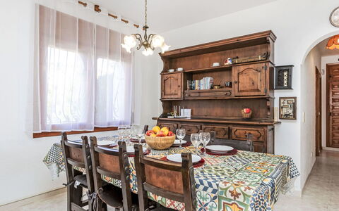 Villa Barcelona: Table, Meubles, Propriété, Cabinetry, Bâtiment, Design Intérieur, Éclairage, Chaise, Cadre, Bois