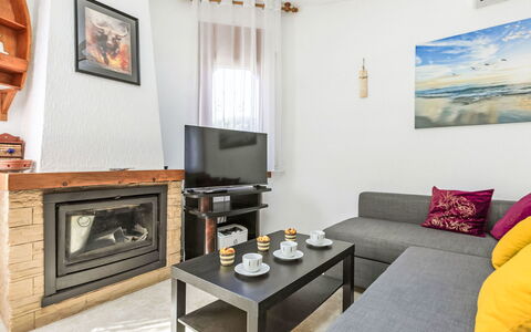 Villa Barcelona: Cadre, Propriété, Meubles, Table, Orange, Design Intérieur, Canapé, Bois, Salon, Confort
