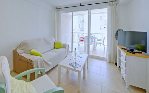 La Luz 12: Meubles, Propriété, Cabinetry, Confort, Fenêtre, Sol, Porte, Chaise, Table, Immobilier