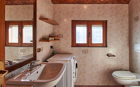 Il Crotto: Marron, Luminaire Plomberie, Robinet, Propriété, Évier, Fenêtre, Salle De Bains, Bois, Armoire De Toilette, Design Intérieur