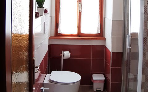 Villa Renaccio: Luminaire Plomberie, Propriété, Évier, Lavabo, Robinet, Bâtiment, Bois, Salle De Bains, Fenêtre