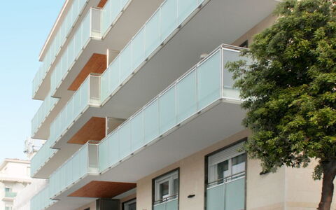 Lignano Sabbiadoro 639: L'Eau, Plante, Ciel, Bâtiment, Piscine, Arbre, Bleu Azur, Fenêtre, Immobilier, Loisir