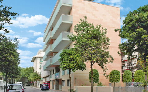 Lignano Sabbiadoro 639: L'Eau, Plante, Ciel, Bâtiment, Piscine, Arbre, Bleu Azur, Fenêtre, Immobilier, Loisir