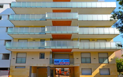 Lignano Sabbiadoro 639: L'Eau, Plante, Ciel, Bâtiment, Piscine, Arbre, Bleu Azur, Fenêtre, Immobilier, Loisir