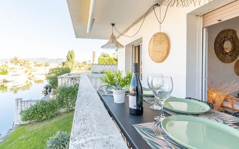 Marisa: L'Eau, Plante, Ciel, Bâtiment, Piscine, Arbre, Bleu Azur, Fenêtre, Immobilier, Loisir