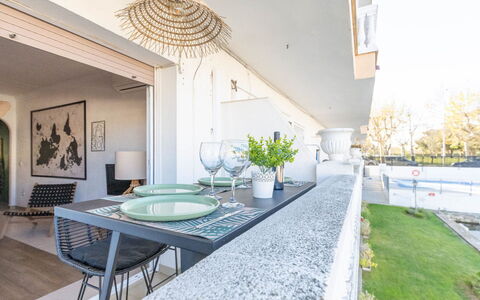 Marisa: L'Eau, Plante, Ciel, Bâtiment, Piscine, Arbre, Bleu Azur, Fenêtre, Immobilier, Loisir
