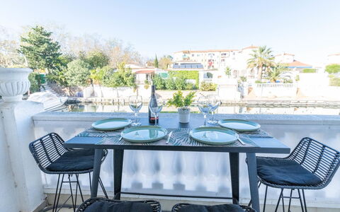 Marisa: L'Eau, Plante, Ciel, Bâtiment, Piscine, Arbre, Bleu Azur, Fenêtre, Immobilier, Loisir