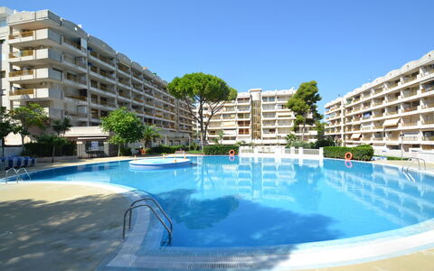 Salou 704: L'Eau, Plante, Ciel, Bâtiment, Piscine, Arbre, Bleu Azur, Fenêtre, Immobilier, Loisir